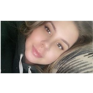 Meet your Posher, Hilary